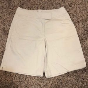 Nike golf women’s fit dry khaki shorts 4P